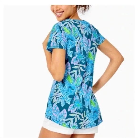 Lilly Pulitzer Macaw Tell Me All About It Blue Tropical Floral V-Neck Tee XS - Picture 3 of 6